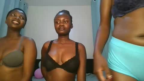 Snapshot of barbie_queen2 chatting on October 1, 1:33 am queen online show from October 1, 1:33 am