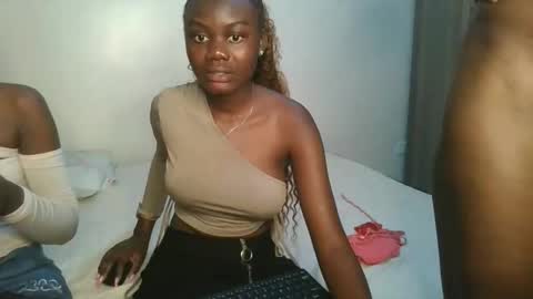 Snapshot of barbie_queen2 chatting on October 19, 5:35 pm queen online show from October 19, 5:35 pm