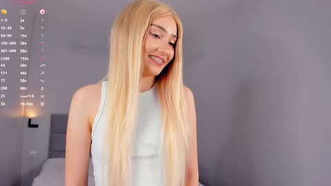 Mia online show from April 21, 3:39 pm