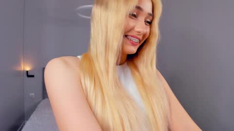 Mia online show from May 10, 3:39 pm