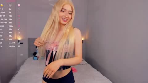 Mia online show from May 17, 3:08 pm
