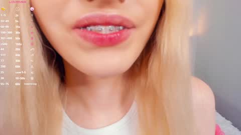 Mia online show from June 2, 2:19 pm