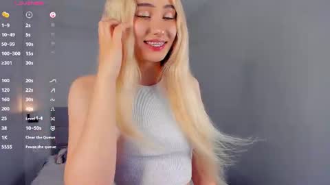 Mia online show from July 27, 2:24 pm