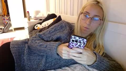 Snapshot of barelylegalblondy chatting on September 24, 12:52 pm Lena online show from September 24, 12:52 pm