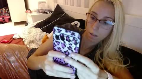 Snapshot of barelylegalblondy chatting on September 27, 6:24 pm Lena online show from September 27, 6:24 pm