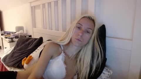 Snapshot of barelylegalblondy chatting on October 2, 5:31 pm Lena online show from October 2, 5:31 pm