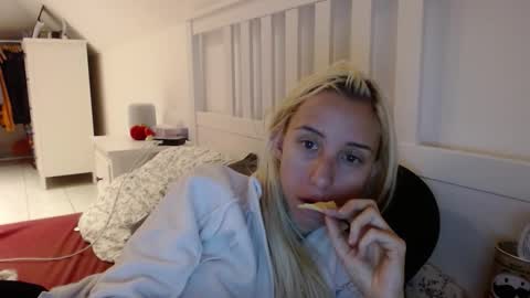 Snapshot of barelylegalblondy chatting on October 4, 8:34 am Lena online show from October 4, 8:34 am