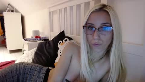 Snapshot of barelylegalblondy chatting on October 8, 6:27 pm Lena online show from October 8, 6:27 pm