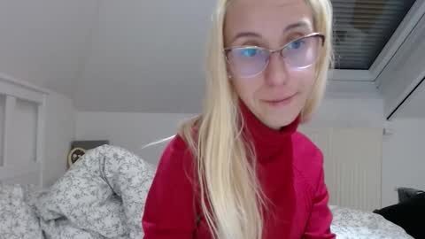 Snapshot of barelylegalblondy chatting on October 24, 4:36 pm Lena online show from October 24, 4:36 pm