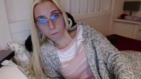 Snapshot of barelylegalblondy chatting on October 29, 6:20 pm Lena online show from October 29, 6:20 pm