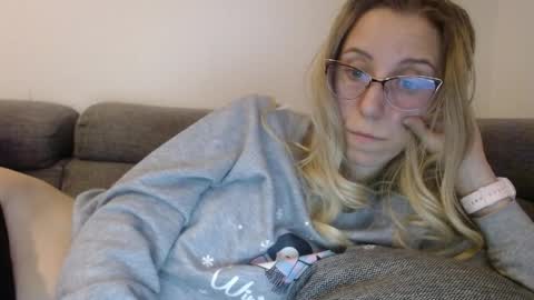 Snapshot of barelylegalblondy chatting on March 30, 4:30 pm Lena online show from March 30, 4:30 pm