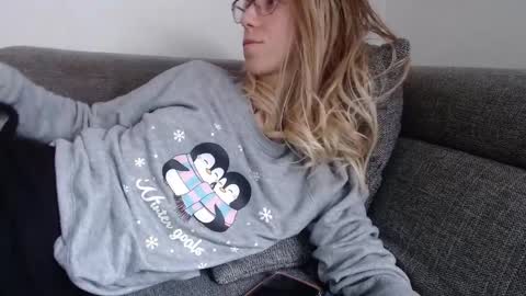 Snapshot of barelylegalblondy chatting on April 3, 7:28 am Lena online show from April 3, 7:28 am