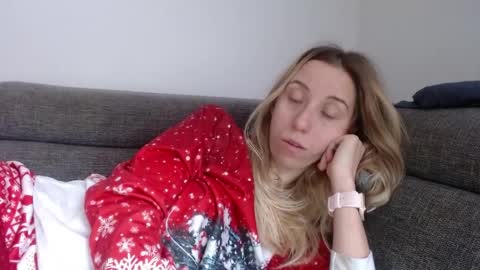 Snapshot of barelylegalblondy chatting on April 4, 7:28 am Lena online show from April 4, 7:28 am