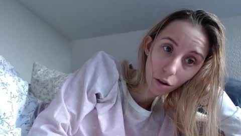 Snapshot of barelylegalblondy chatting on April 8, 9:42 am Lena online show from April 8, 9:42 am