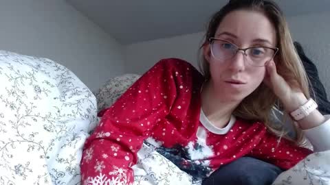 Snapshot of barelylegalblondy chatting on April 9, 8:31 am Lena online show from April 9, 8:31 am