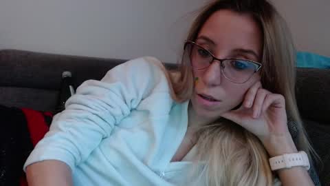Snapshot of barelylegalblondy chatting on April 18, 5:28 pm Lena online show from April 18, 5:28 pm