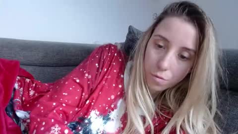 Snapshot of barelylegalblondy chatting on April 22, 9:01 am Lena online show from April 22, 9:01 am