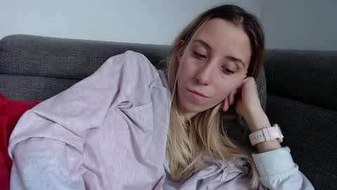 Snapshot of barelylegalblondy chatting on April 23, 9:41 am Lena online show from April 23, 9:41 am