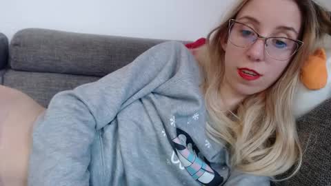 Snapshot of barelylegalblondy chatting on April 25, 4:26 pm Lena online show from April 25, 4:26 pm