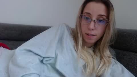 Snapshot of barelylegalblondy chatting on April 27, 5:00 pm Lena online show from April 27, 5:00 pm