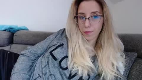 Snapshot of barelylegalblondy chatting on May 4, 4:47 pm Lena online show from May 4, 4:47 pm