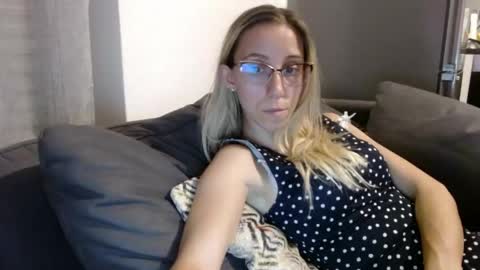 Snapshot of barelylegalblondy chatting on May 28, 6:05 pm Lena online show from May 28, 6:05 pm