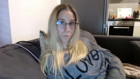 Snapshot of barelylegalblondy chatting on June 1, 5:36 pm Lena online show from June 1, 5:36 pm