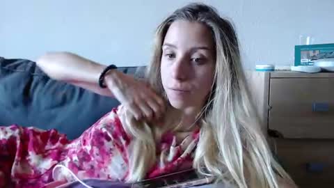 Snapshot of barelylegalblondy chatting on June 20, 7:11 am Lena online show from June 20, 7:11 am