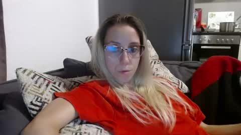 Snapshot of barelylegalblondy chatting on July 18, 9:18 pm Lena online show from July 18, 9:18 pm
