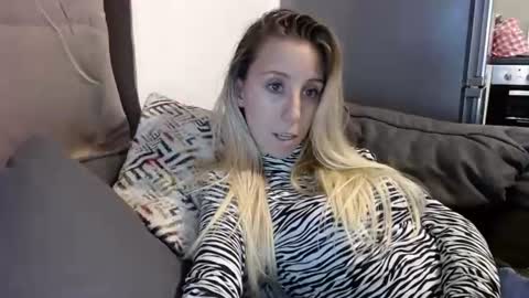 Snapshot of barelylegalblondy chatting on July 27, 5:09 pm Lena online show from July 27, 5:09 pm