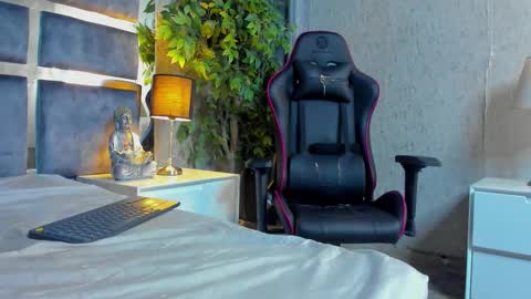 Bastian Independent Model online show from September 20, 10:00 pm