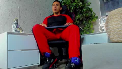 Bastian Independent Model online show from December 3, 2:59 pm