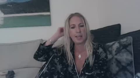 Snapshot of beach_bunny69 chatting on December 4, 11:41 am Emma online show from December 4, 11:41 am