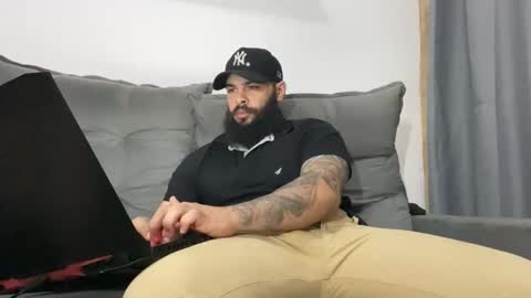 Snapshot of beardmax chatting on November 26, 12:22 am Min online show from November 26, 12:22 am