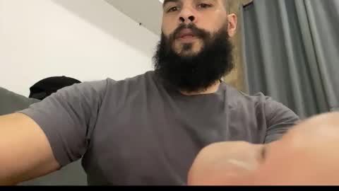 Snapshot of beardmax chatting on December 1, 6:18 am Min online show from December 1, 6:18 am