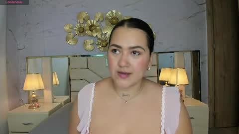 Snapshot of beautifulgirl4u_ chatting on April 15, 11:27 pm online show from April 15, 11:27 pm