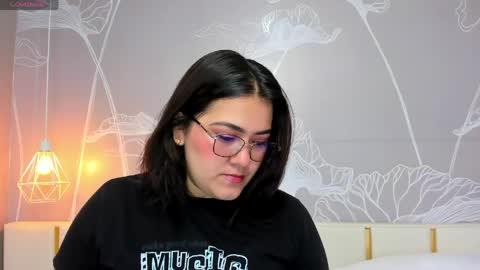 Snapshot of beautifulgirl4u_ chatting on May 20, 11:22 pm online show from May 20, 11:22 pm