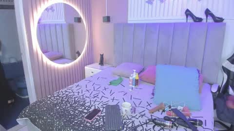 Snapshot of beauty_milf4 chatting on June 4, 3:12 am Chantall online show from June 4, 3:12 am