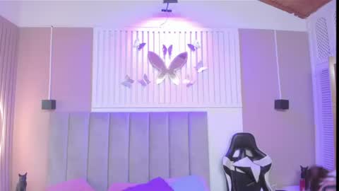Snapshot of beauty_milf4 chatting on June 13, 3:37 am Chantall online show from June 13, 3:37 am