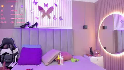 Snapshot of beauty_milf4 chatting on July 22, 11:35 am Chantall online show from July 22, 11:35 am