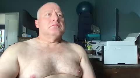 Snapshot of beckster040 chatting on May 2, 4:12 pm beckster online show from May 2, 4:12 pm