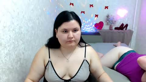 Snapshot of beckyandellen chatting on December 11, 9:23 pm BeckyAndEllen online show from December 11, 9:23 pm