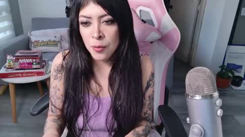 Snapshot of bedroomeyess chatting on May 22, 10:15 pm Amber UwU IM MOVING AND IS CRAZY ILL BE BACK VERY SOON 3 MISS YA ALREADY online show from May 22, 10:15 pm