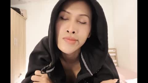 bee_thai online show from December 13, 7:32 pm