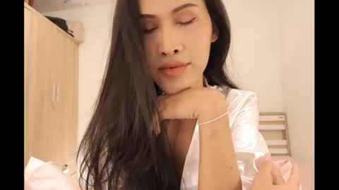 bee_thai online show from December 20, 5:40 pm