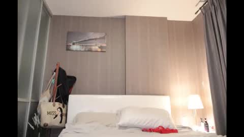 Snapshot of bee_thai chatting on April 10, 8:57 pm bee_thai online show from April 10, 8:57 pm