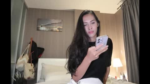 Snapshot of bee_thai chatting on April 19, 2:27 pm bee_thai online show from April 19, 2:27 pm