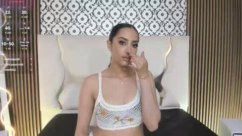 Snapshot of beella_tay1 chatting on October 22, 1:17 am BELLA online show from October 22, 1:17 am