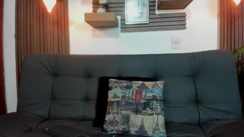 independent model online show from October 3, 2:52 am