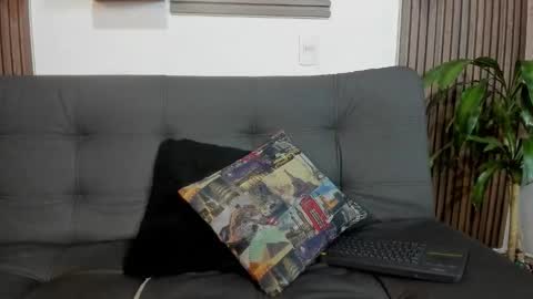 independent model online show from October 22, 3:18 am